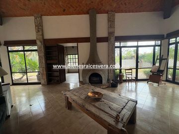 CASA EN RENTA EN TEQUISQUIAPAN EN EL FRACC. GRANJAS RESIDENCIALES. Maru