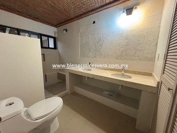 CASA EN RENTA EN TEQUISQUIAPAN EN EL FRACC. GRANJAS RESIDENCIALES. Maru
