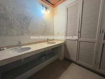 CASA EN RENTA EN TEQUISQUIAPAN EN EL FRACC. GRANJAS RESIDENCIALES. Maru