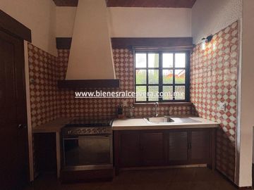 CASA EN RENTA EN TEQUISQUIAPAN EN EL FRACC. GRANJAS RESIDENCIALES. Maru