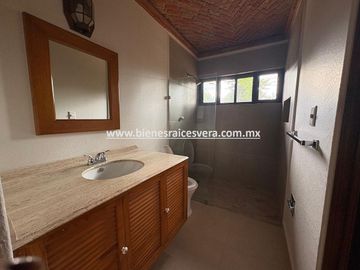 CASA EN RENTA EN TEQUISQUIAPAN EN EL FRACC. GRANJAS RESIDENCIALES. Maru