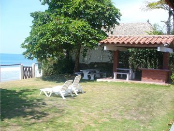 En venta casa de dos niveles frente al mar en Coronado, Chame