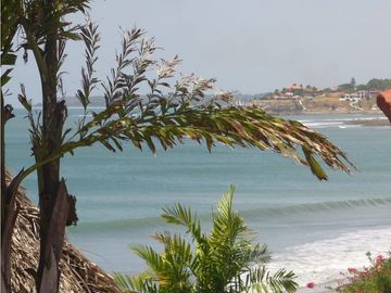 En venta casa de dos niveles frente al mar en Coronado, Chame
