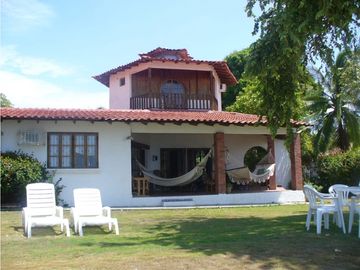 En venta casa de dos niveles frente al mar en Coronado, Chame