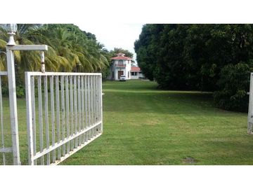 En venta casa de dos niveles frente al mar en Coronado, Chame