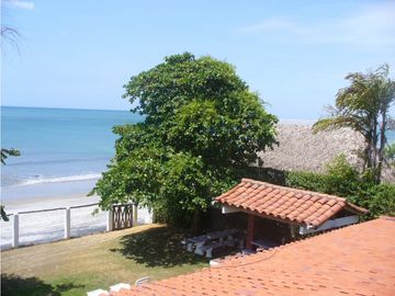En venta casa de dos niveles frente al mar en Coronado, Chame