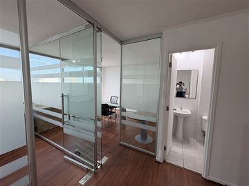 ARRIENDO OFICINA 2HAB 2BA LAS CONDES