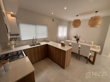 Chalet 5 ambientes con garage -  Paseo Aldrey