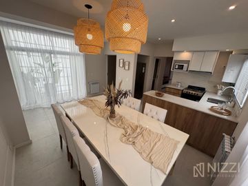 Chalet 5 ambientes con garage -  Paseo Aldrey