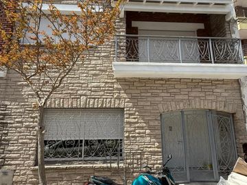 Chalet 5 ambientes con garage -  Paseo Aldrey