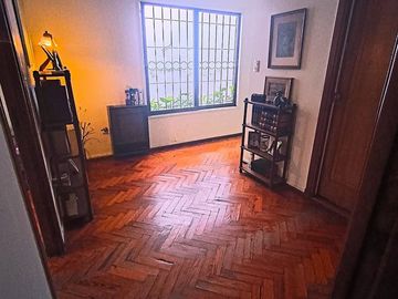 VENTA CASA GRANDE LOTE PROPIO 8,66 X 33,50 FLORES