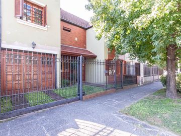 CASA EN VENTA 5 AMBIENTES EN ADROGUE - OPORTUNIDAD