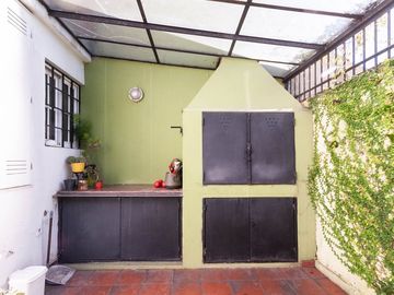 CASA EN VENTA 5 AMBIENTES EN ADROGUE - OPORTUNIDAD