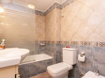 CASA EN VENTA 5 AMBIENTES EN ADROGUE - OPORTUNIDAD