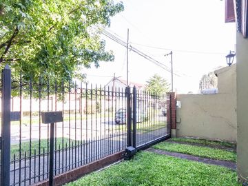 CASA EN VENTA 5 AMBIENTES EN ADROGUE - OPORTUNIDAD