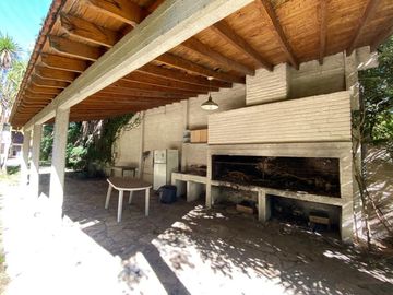 CASA 6 AMBIENTES VENTA ADROGUE PILETA FONDO LIBRE