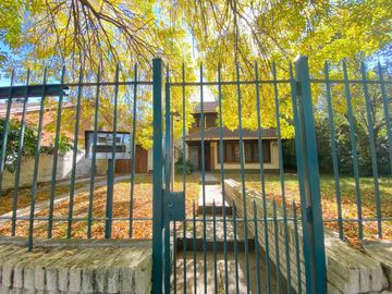 CASA 6 AMBIENTES VENTA ADROGUE PILETA FONDO LIBRE