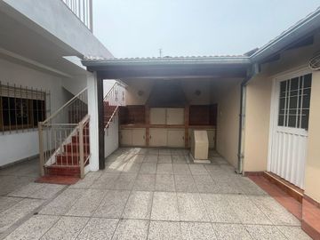 VENTA CASA 4 AMB-HURLINGHAM-V. TESEI-APTA CRÉD.