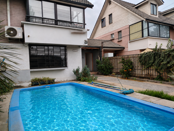 VENTA AMPLIA CASA EN CONDOMINIO MAIPU