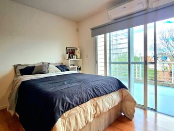Venta Triplex 5 Amb. Jardín, y Garage OLIVOS
