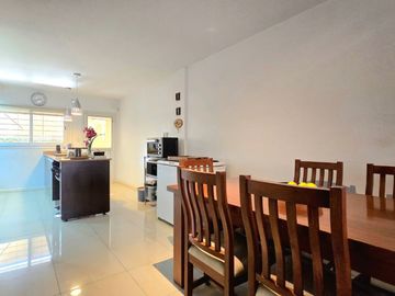 Venta Triplex 5 Amb. Jardín, y Garage OLIVOS