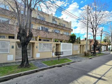 Venta Triplex 5 Amb. Jardín, y Garage OLIVOS