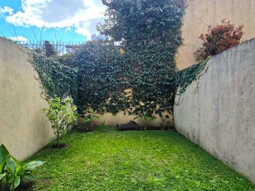 Venta Triplex 5 Amb. Jardín, y Garage OLIVOS