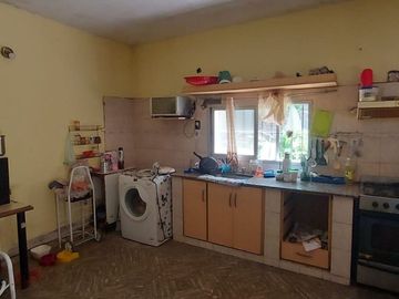 VENTA CASA AL FRENTE, 3 DORMITORIOS, COCHERA