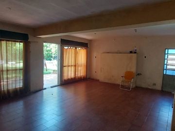 VENTA CASA AL FRENTE, 3 DORMITORIOS, COCHERA
