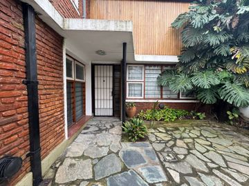 VENTA CASA 4 AMBIENTES JARDIN JACUZZI ITUZAINGO
