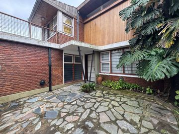 VENTA CASA 4 AMBIENTES JARDIN JACUZZI ITUZAINGO