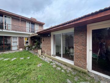 VENTA CASA 4 AMBIENTES JARDIN JACUZZI ITUZAINGO