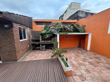 VENTA CASA 4 AMBIENTES JARDIN JACUZZI ITUZAINGO