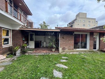 VENTA CASA 4 AMBIENTES JARDIN JACUZZI ITUZAINGO