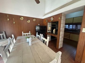 VENTA CASA PARQUE GARAGE Y QUINCHO