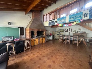 VENTA CASA PARQUE GARAGE Y QUINCHO