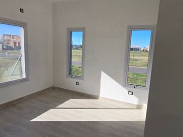 CASA A ESTRENAR 4 AMB. CON GALERIA - SAN SIMON