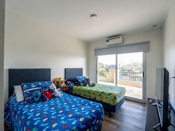 Venta Casa a la laguna en Barrio Santa Catalina