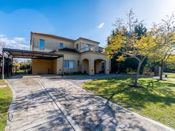 Venta Casa a la laguna en Barrio Santa Catalina