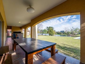Venta Casa a la laguna en Barrio Santa Catalina