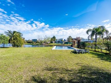 Venta Casa a la laguna en Barrio Santa Catalina