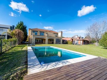 Venta Casa a la laguna en Barrio Santa Catalina