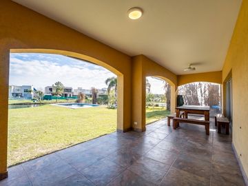 Venta Casa a la laguna en Barrio Santa Catalina