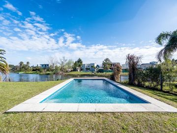 Venta Casa a la laguna en Barrio Santa Catalina