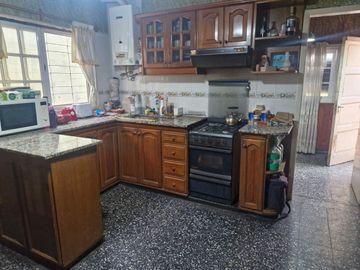 VENTA CASA TIPO CHALET, QUINCHO, PILETA Y GARAGE