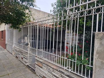 VENTA CASA TIPO CHALET, QUINCHO, PILETA Y GARAGE
