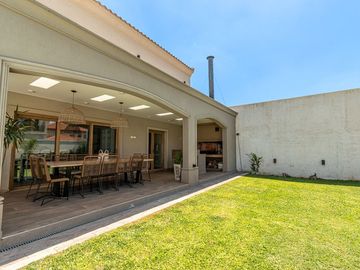 Venta Imponente Casa Barrio El Resguardo - C.Evita
