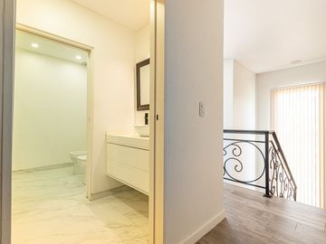 Venta Imponente Casa Barrio El Resguardo - C.Evita