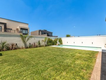 Venta Imponente Casa Barrio El Resguardo - C.Evita