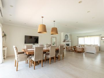 Venta Imponente Casa Barrio El Resguardo - C.Evita